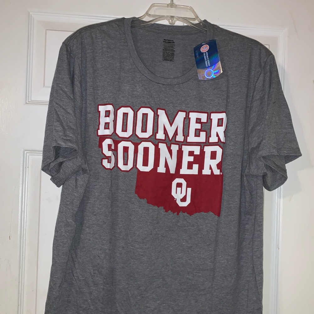 🏈🏟️ Oklahoma Sooners BOOMER SOONER Stated Shirt 🏟️🏀